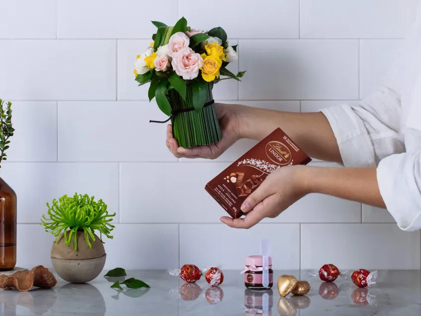 Arranjo de rosas e chocolate da Flores Online